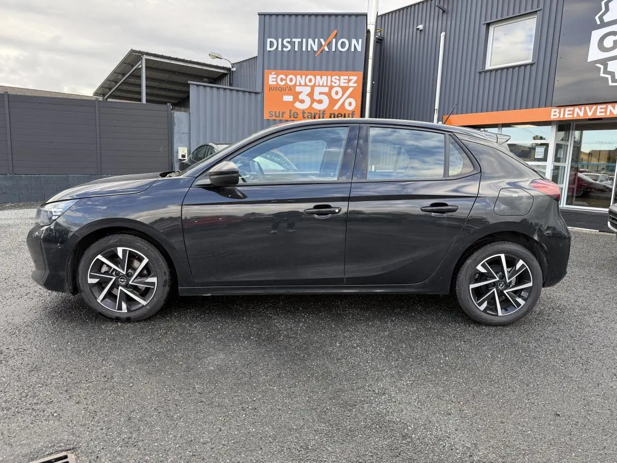 Profil côté gauche d'une Opel Corsa 1.2i Turbo 100 GS noire avec jantes alliage 16 pouces et poignées noires.