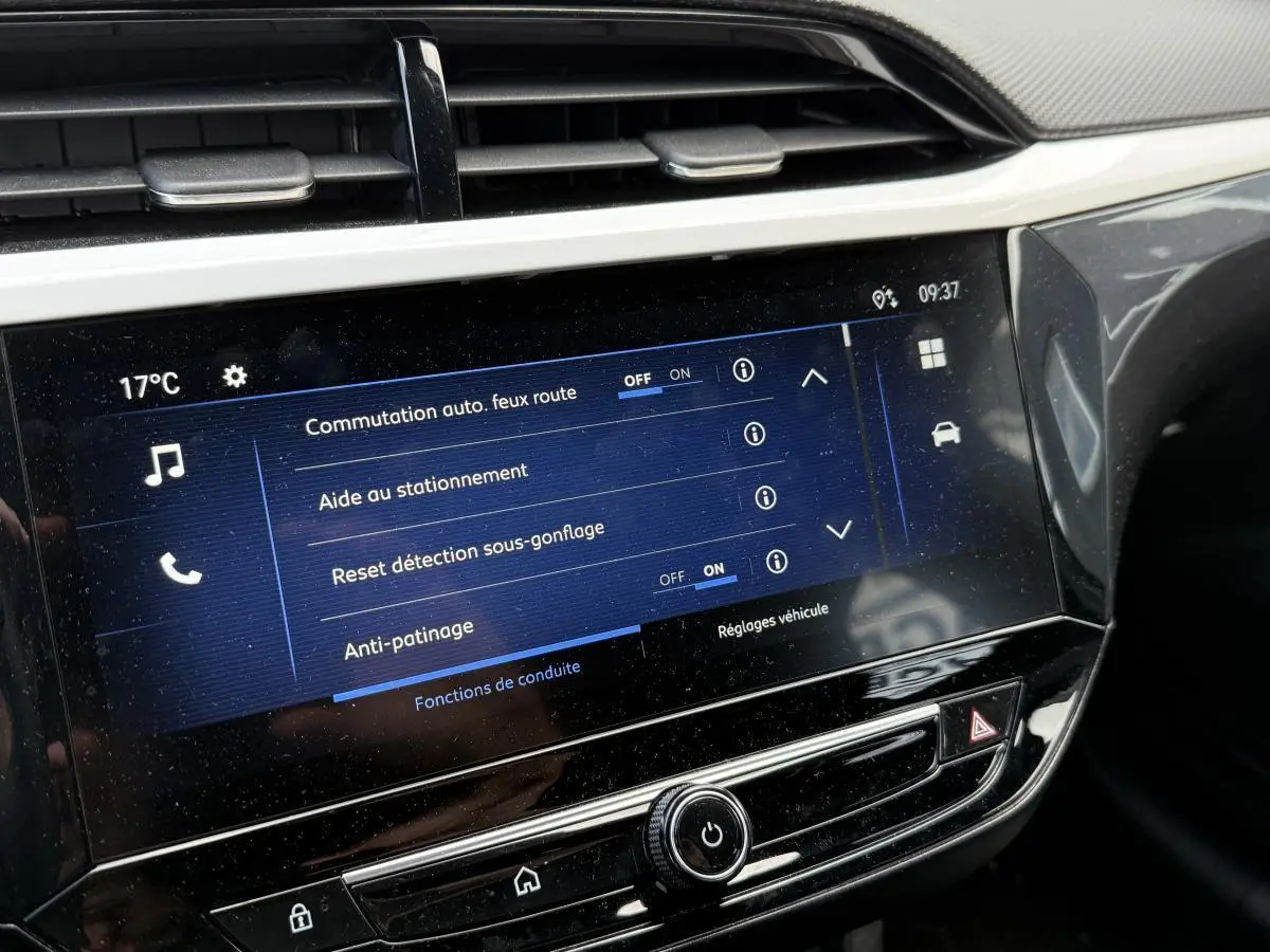 Écran tactile central de la console de l'Opel Corsa 2024 affichant les réglages d'aide à la conduite.