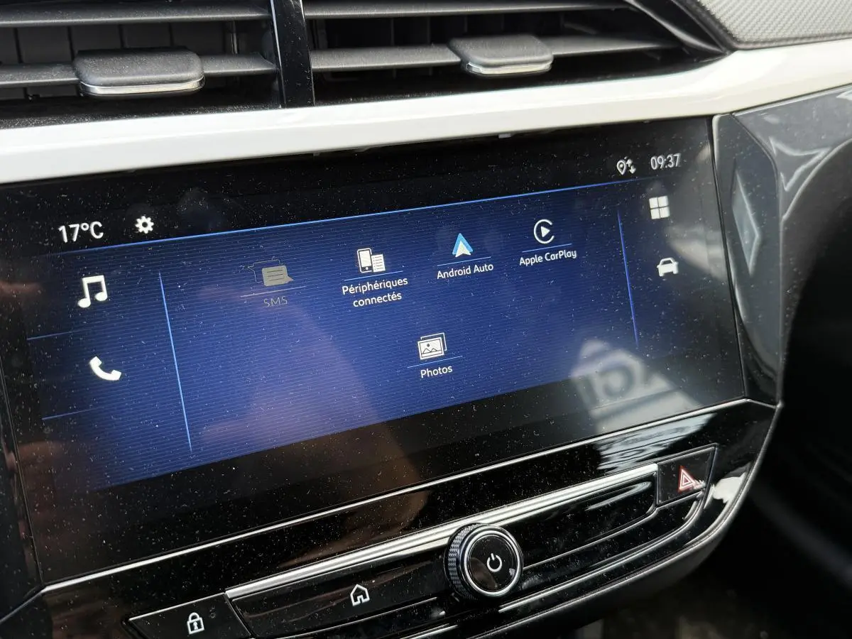 Écran tactile central de l'Opel Corsa noir affichant les options Android Auto et Apple CarPlay.