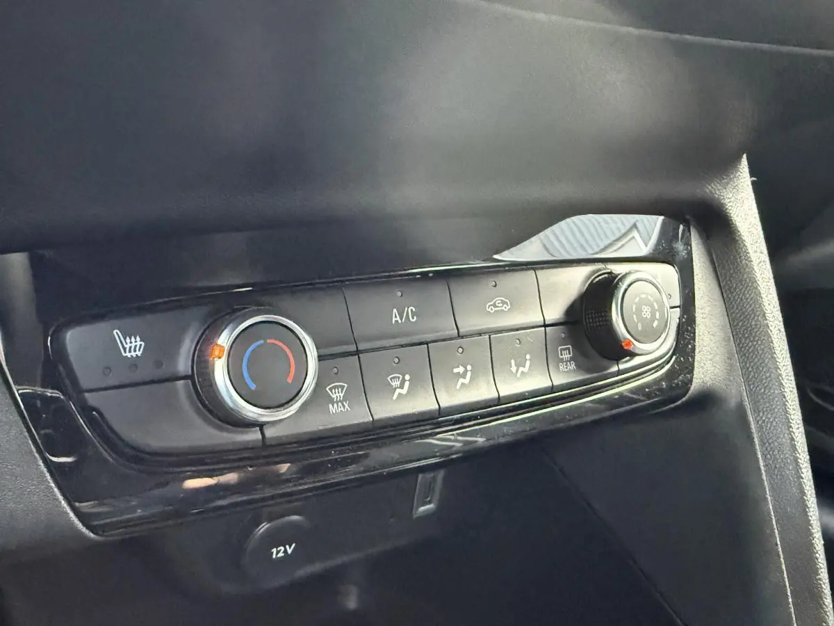 Panneau de commande de climatisation noir dans l'habitacle de l'Opel Corsa 1.2i Turbo 100 GS 2024.