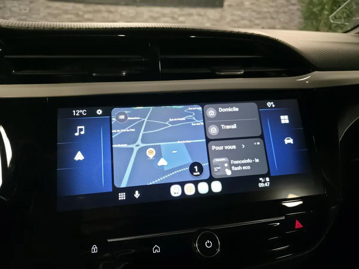 Écran tactile central de la console d'une Opel Corsa noire 2024 affichant navigation et options multimédia.