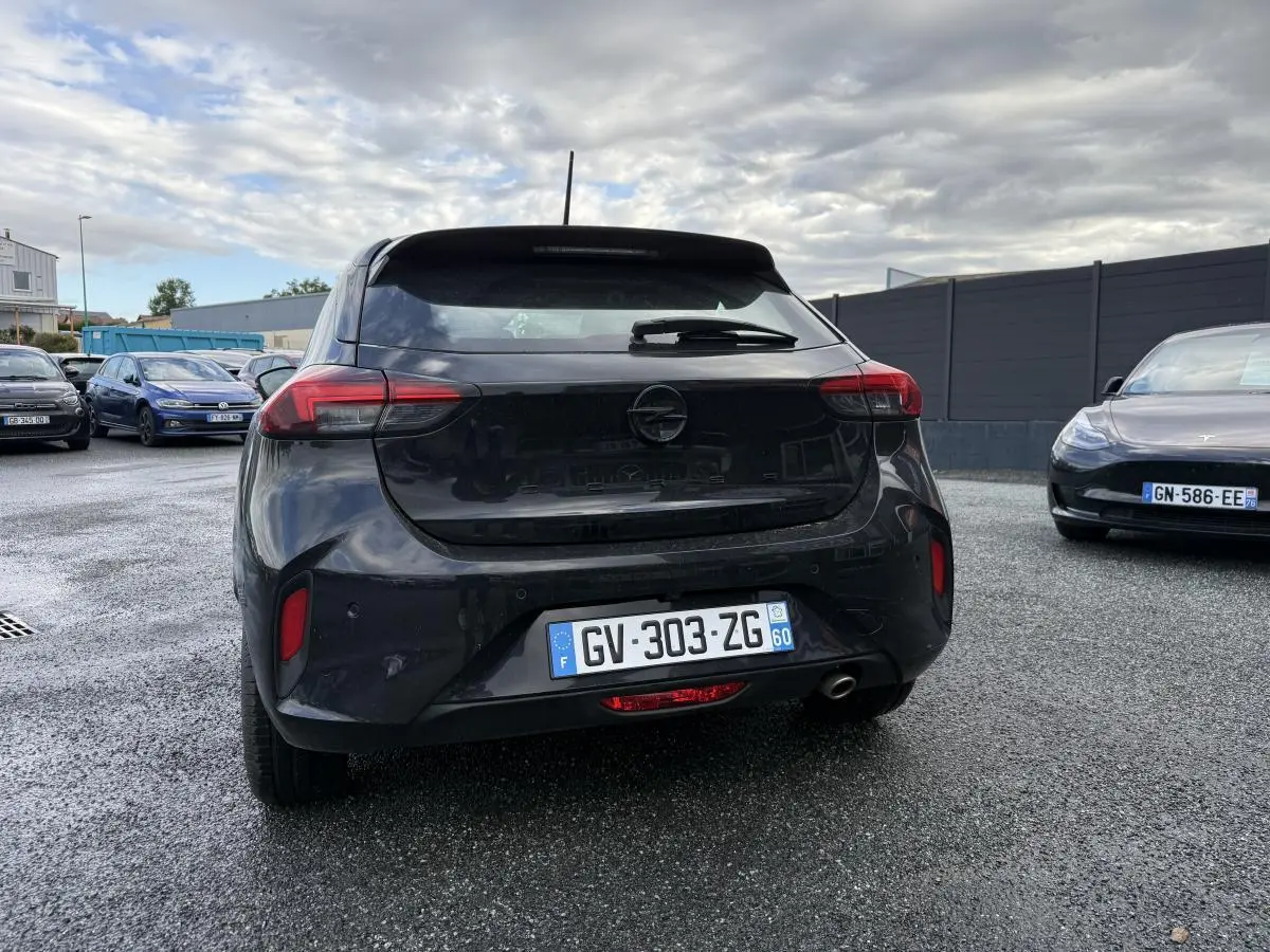 Vue arrière d'une Opel Corsa noire 2024 avec feux LED et sortie d'échappement visible côté droit.