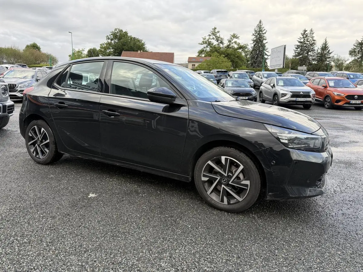Opel Corsa noire vue de profil côté gauche, avec jantes alliage et calandre Opel Vizor visible.