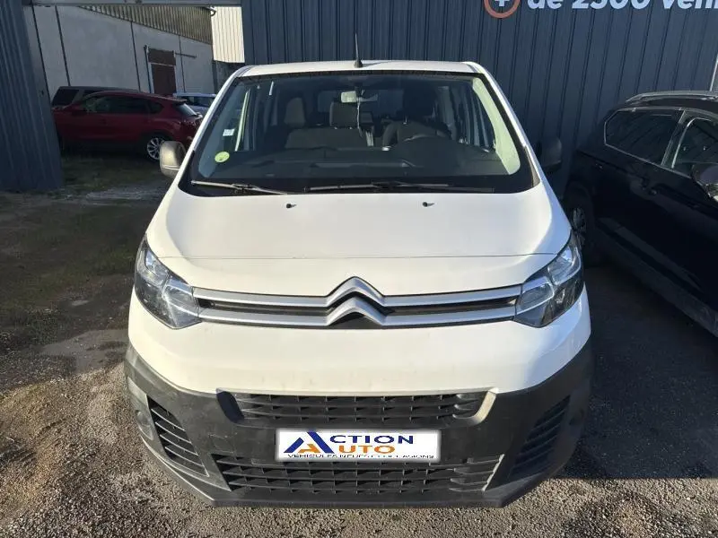 Vue avant d'un Citroën Jumpy XL blanc Banquise avec calandre chromée et pare-chocs noir mat, stationné en extérieur.