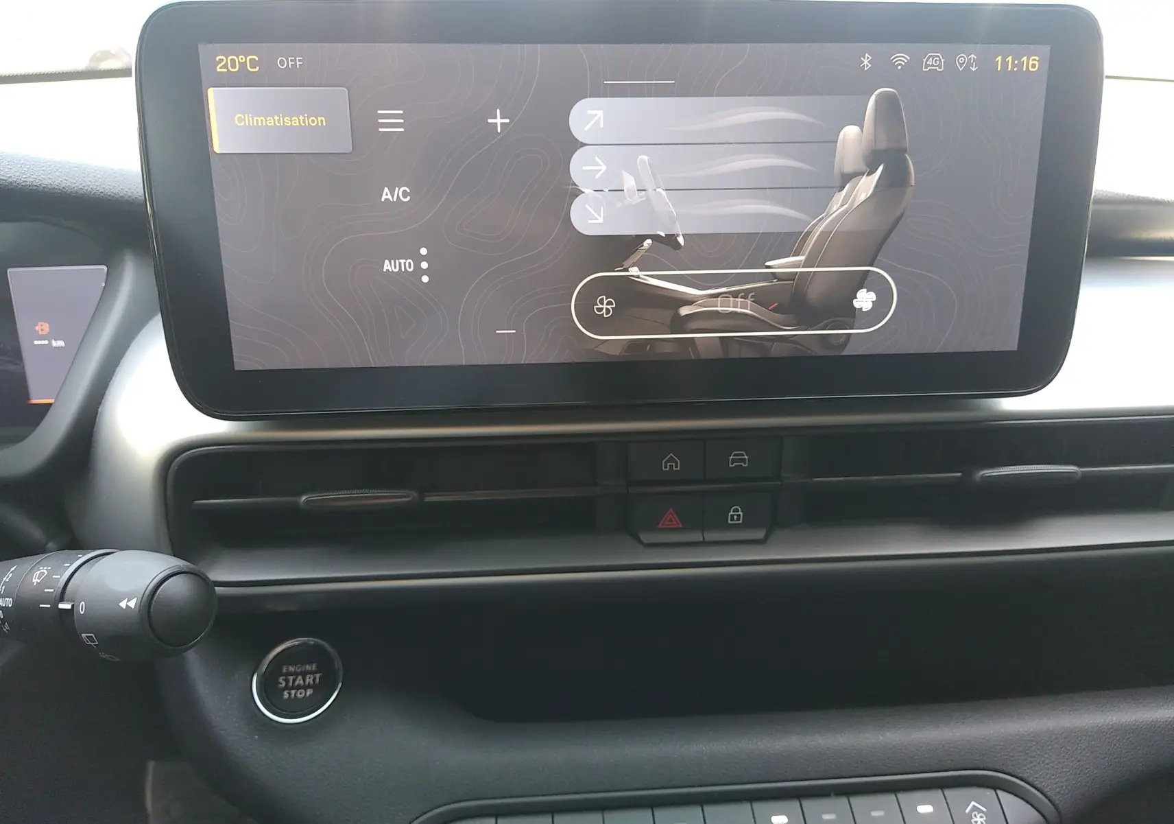 Vue intérieure du tableau de bord du Jeep Avenger gris, avec écran tactile central affichant les réglages de climatisation.