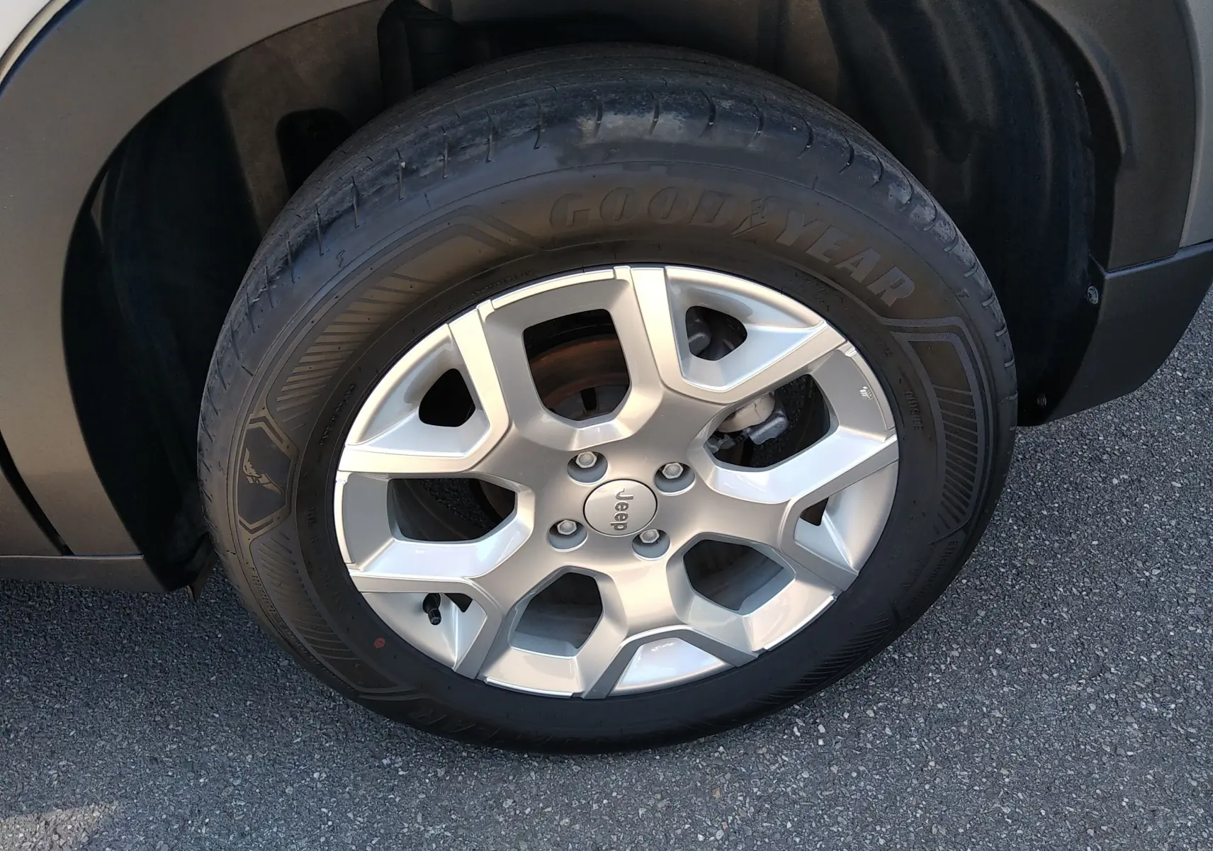 Gros plan sur la roue avant droite grise du Jeep Avenger eHYBRID 2025 avec jante alliage et pneu Goodyear.