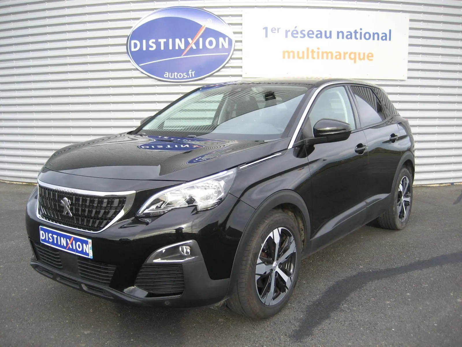 Peugeot 3008 Business noir vue 3/4 avant droit, avec jantes bi-ton et calandre chromée brillante.
