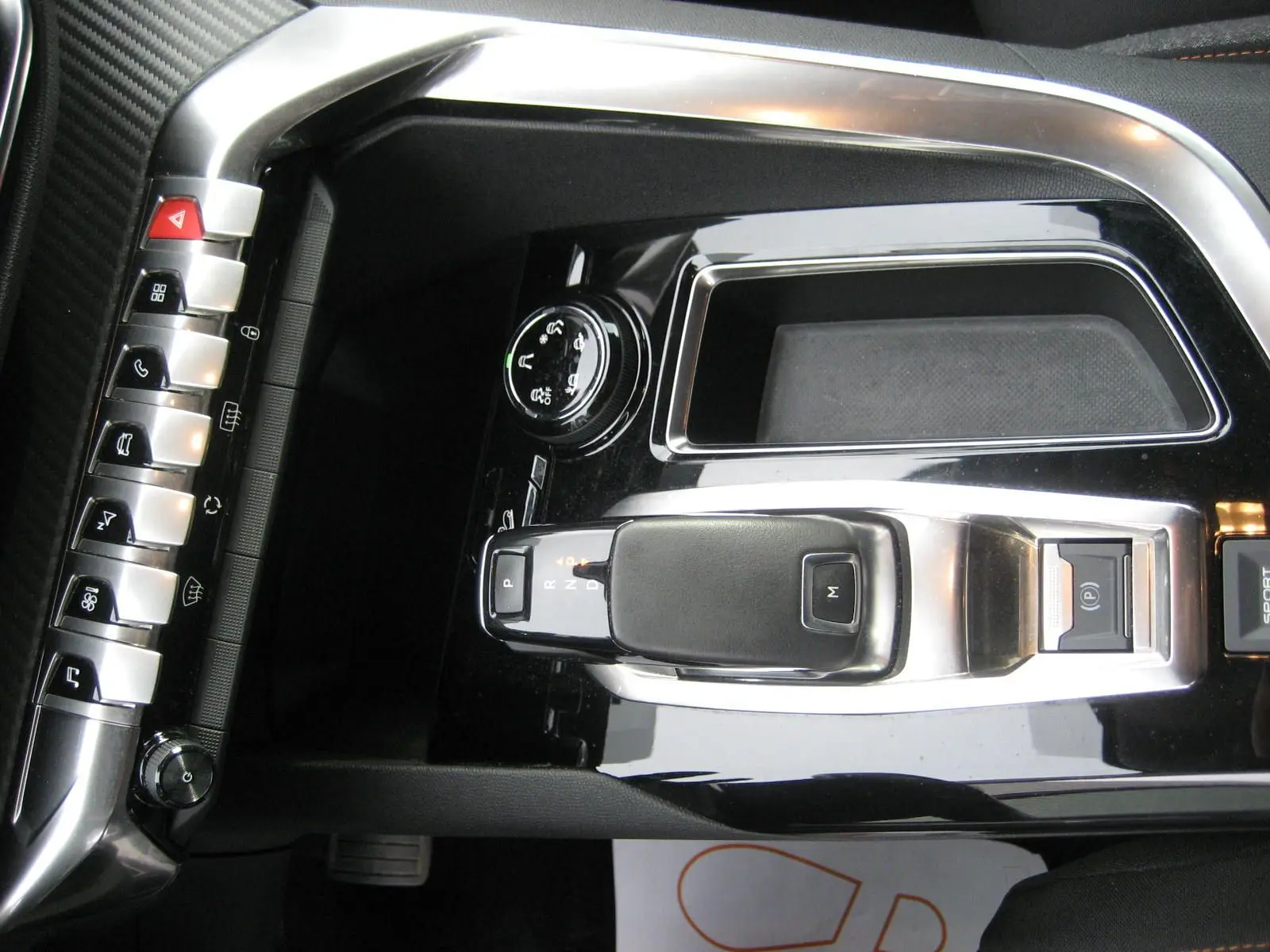 Vue rapprochée de la console centrale noire brillante du Peugeot 3008 Business 2020 avec levier de vitesse automatique.