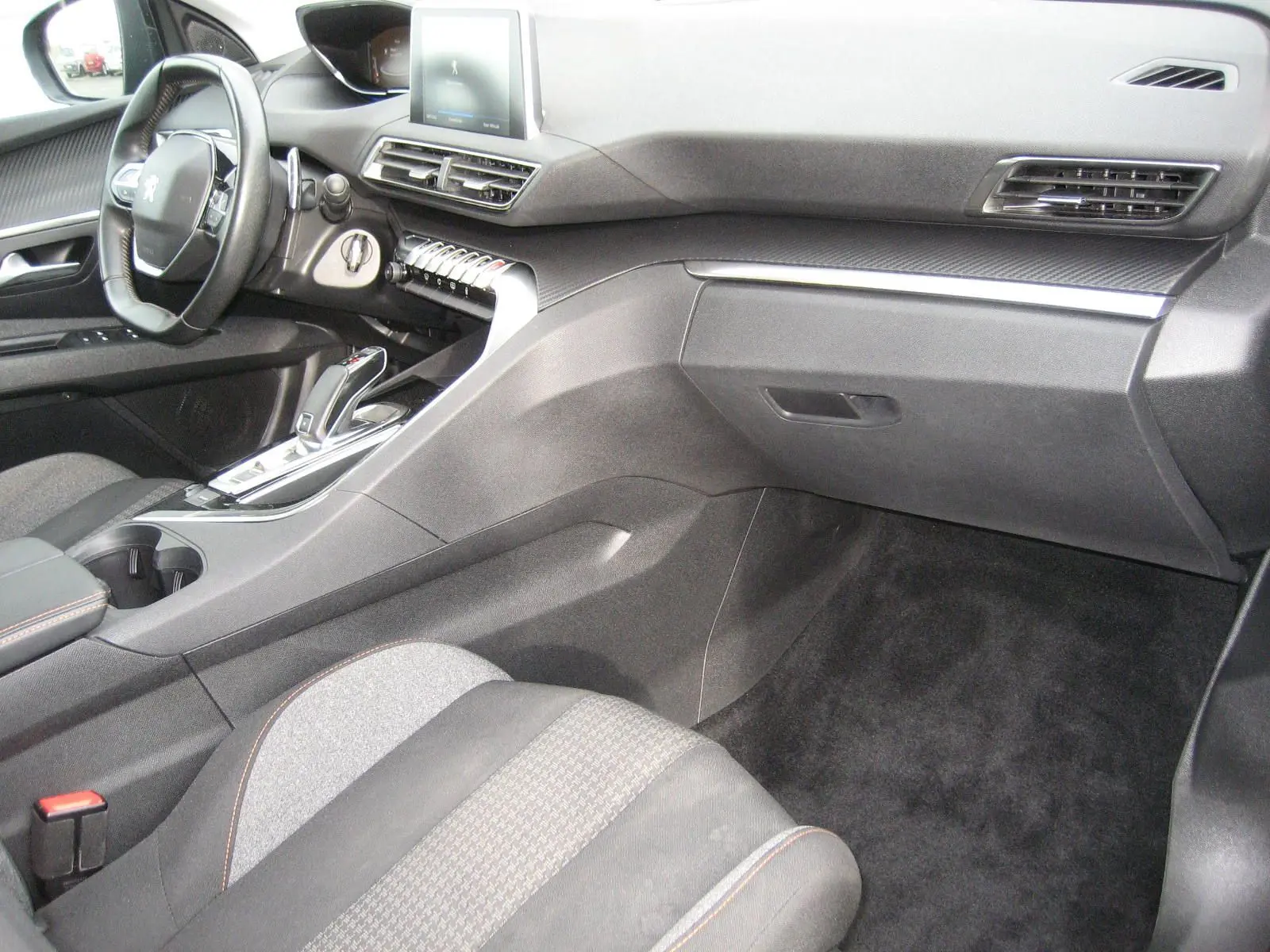 Intérieur avant droit du Peugeot 3008 Business 2020 noir, tableau de bord moderne avec écran central et volant compact.