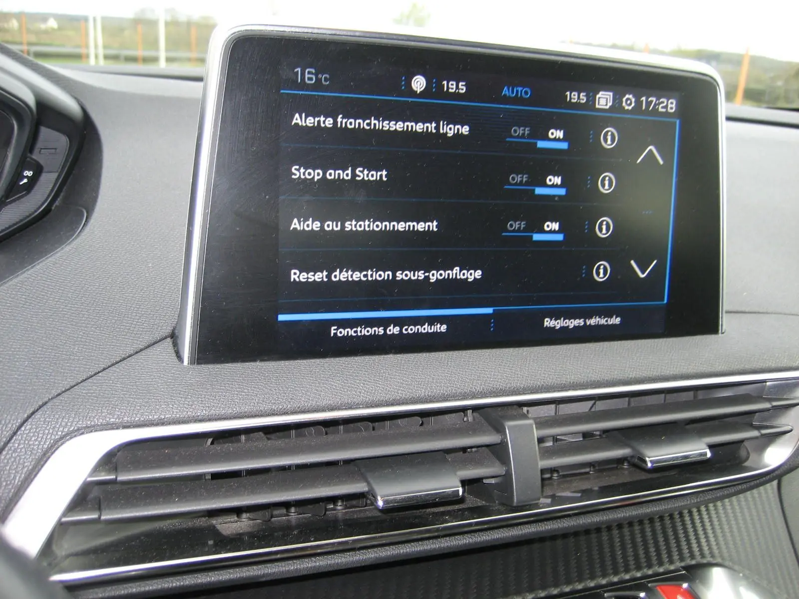 Écran tactile central du Peugeot 3008 Business 2020 affichant les réglages d'aides à la conduite dans un intérieur noir.