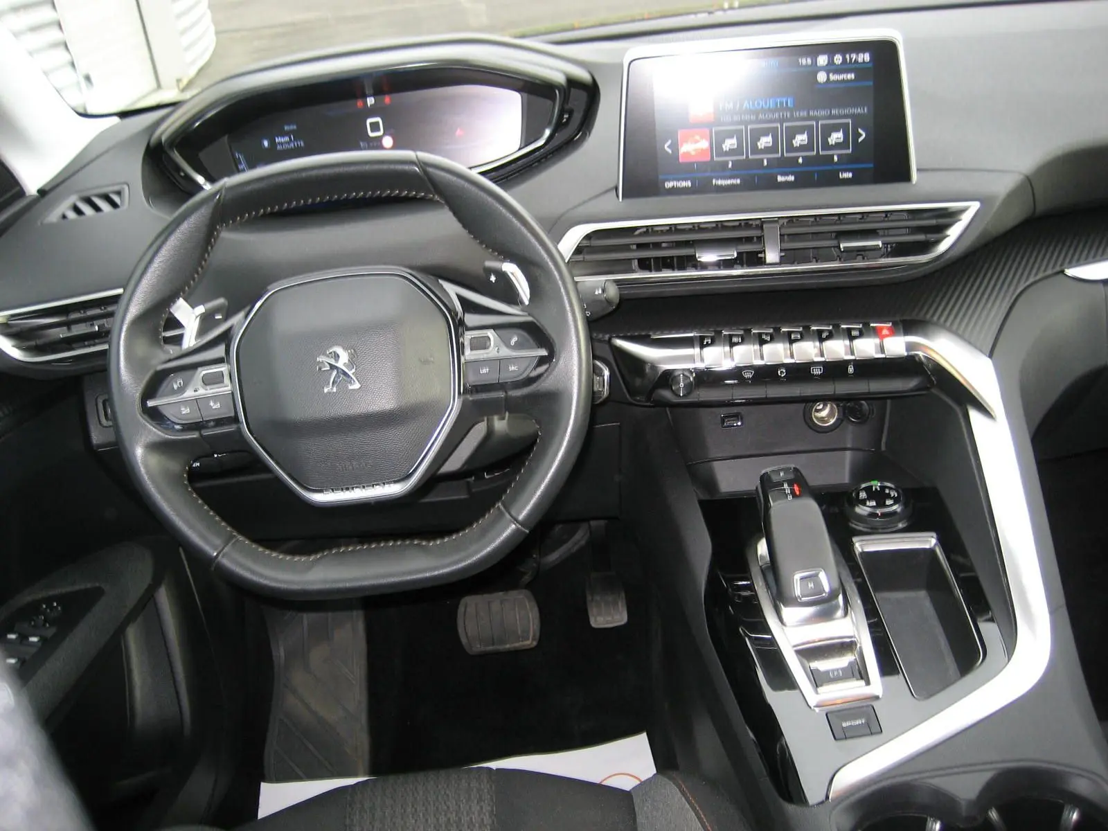Vue intérieure du tableau de bord noir du Peugeot 3008 Business 2020, avec volant compact et écran tactile central.