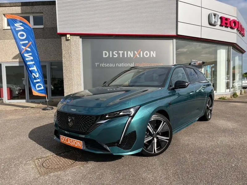 Peugeot 308 SW Bleu Avatar vue 3/4 avant droit, jantes alliage noires et calandre noire brillante devant concession Honda.