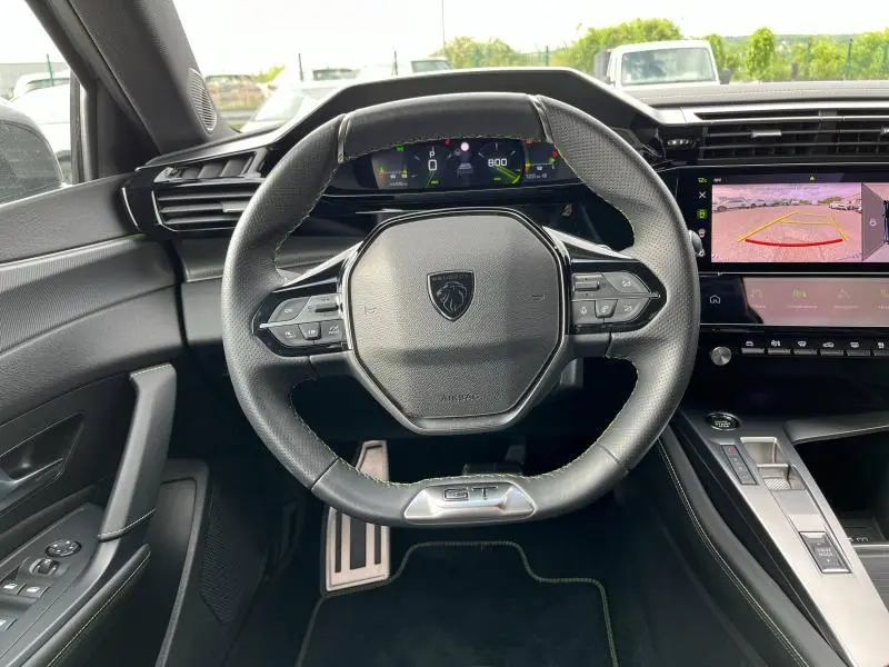 Volant cuir noir GT de Peugeot 308 SW 2023 avec tableau de bord numérique et écran tactile de caméra de recul visible