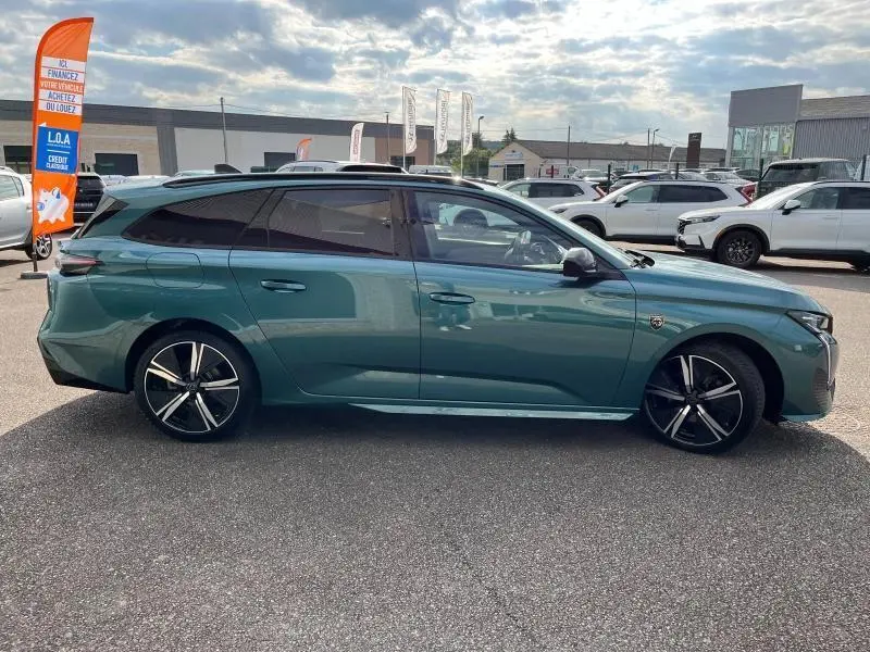 Peugeot 308 SW Bleu Avatar vue de profil côté droit, break avec jantes alliage et vitres surteintées.