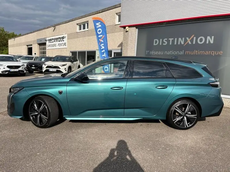 Profil côté gauche d'une Peugeot 308 SW 2023 en Bleu Avatar métallisé avec jantes alliage et toit noir.