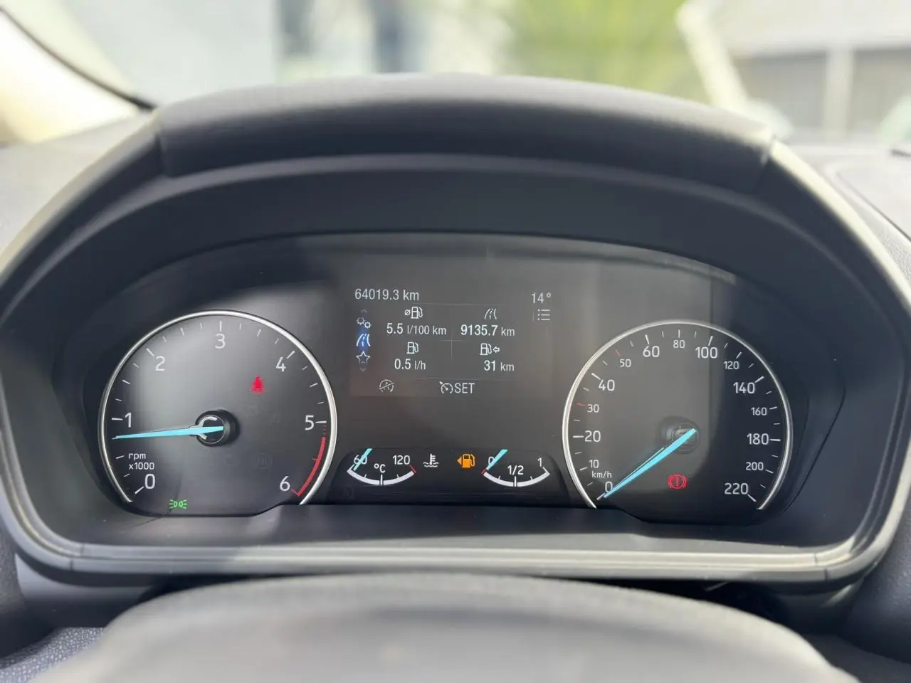 Vue rapprochée du tableau de bord du Ford EcoSport rouge 2019, affichant compte-tours, vitesse et écran digital.