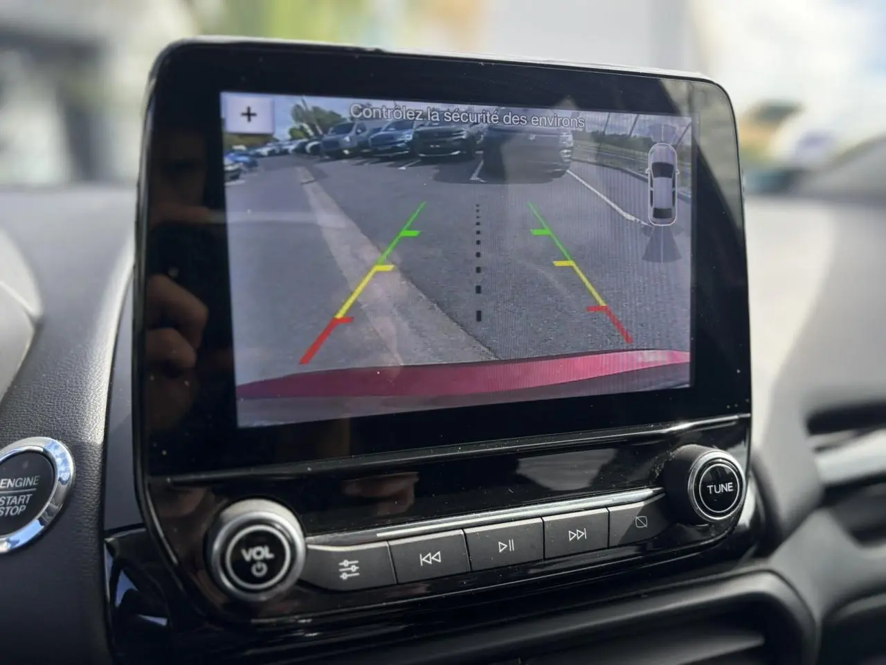 Écran tactile de la caméra de recul dans le tableau de bord du Ford EcoSport rouge, version ST-Line.