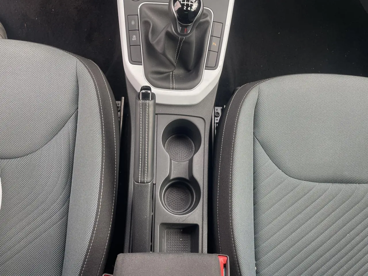 Vue plongeante sur la console centrale et levier de vitesse manuel entre les sièges gris du SEAT IBIZA 2025.