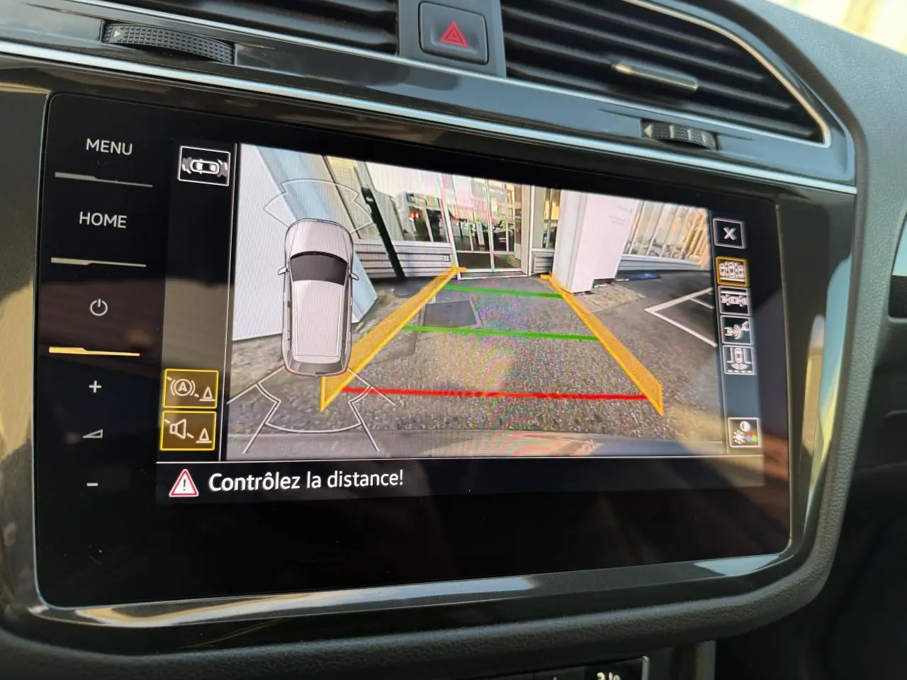 Écran central du Volkswagen Tiguan 2019 montrant la caméra de recul avec guidage coloré et vue aérienne du véhicule gris indium.