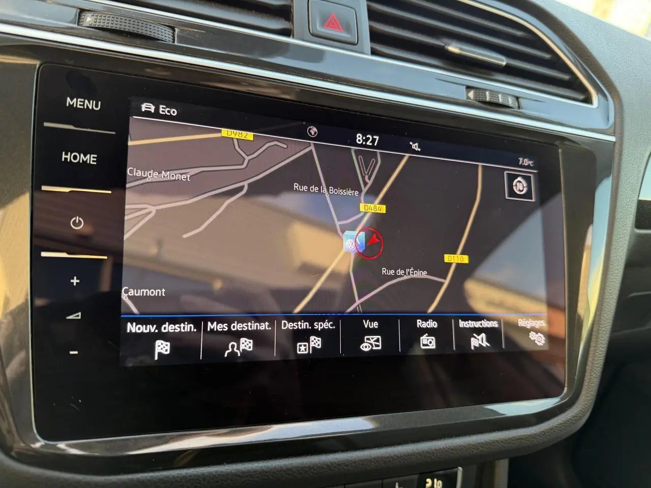 Écran tactile du système de navigation Discover Pro du Volkswagen Tiguan 2019 avec carte routière affichée.