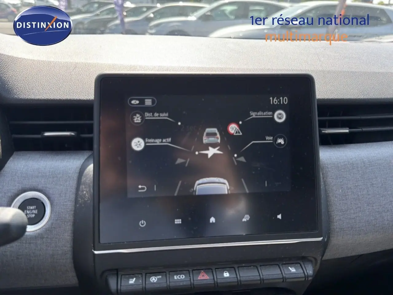 Vue intérieure centrée sur l'écran tactile du tableau de bord de la Renault Clio V Evolution TCe 90 de 2023.
