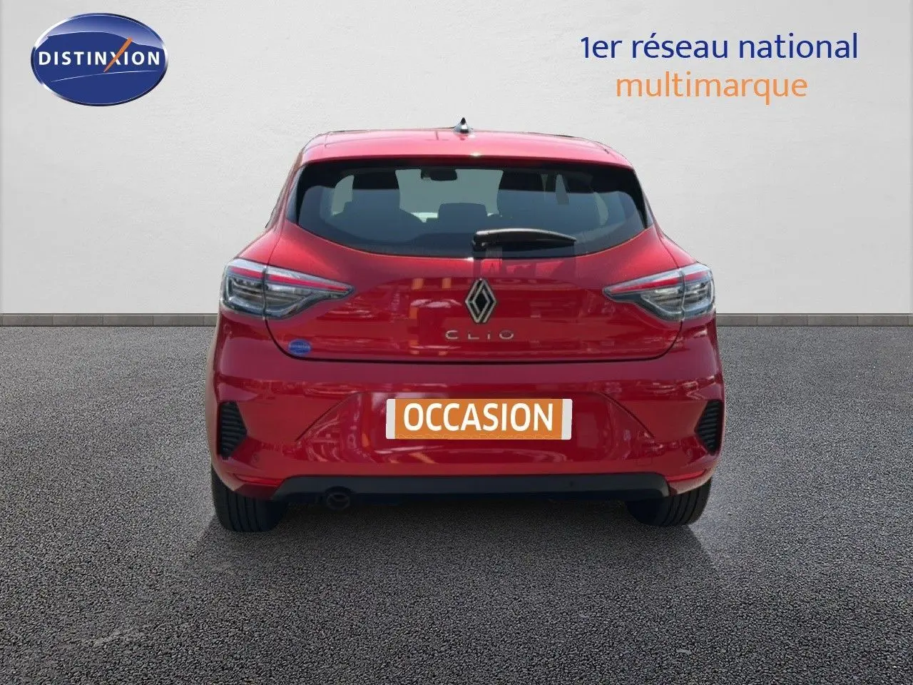 Vue arrière d'une Renault Clio V rouge flamme de 2023, avec feux LED et logo Renault bien visibles.