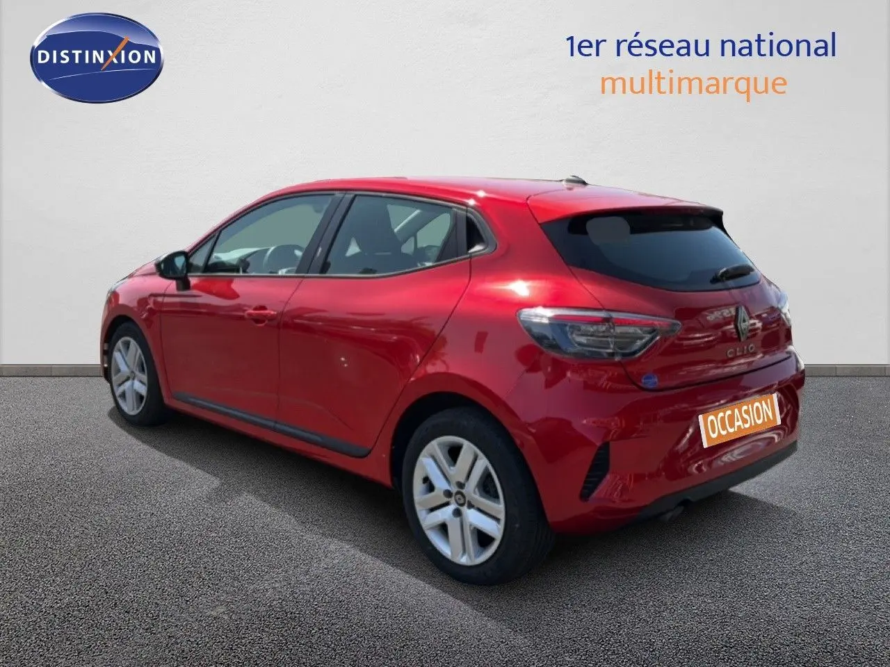 Vue 3/4 arrière droite d'une Renault Clio V rouge flamme, compacte avec cinq portes et jantes alliage.