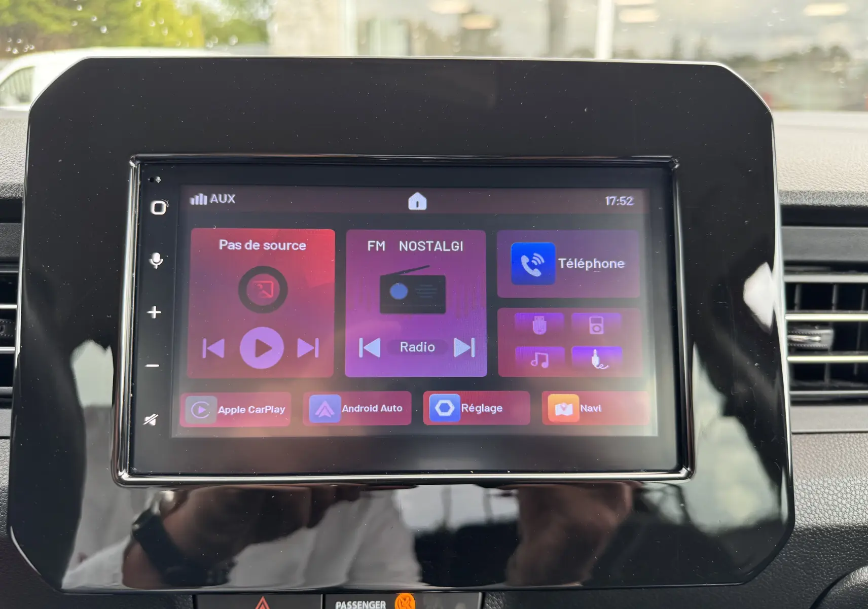 Écran tactile central de la Suzuki Ignis 1.2 Dualjet Hybrid Privilege 2022 affichant radio et options connectées.