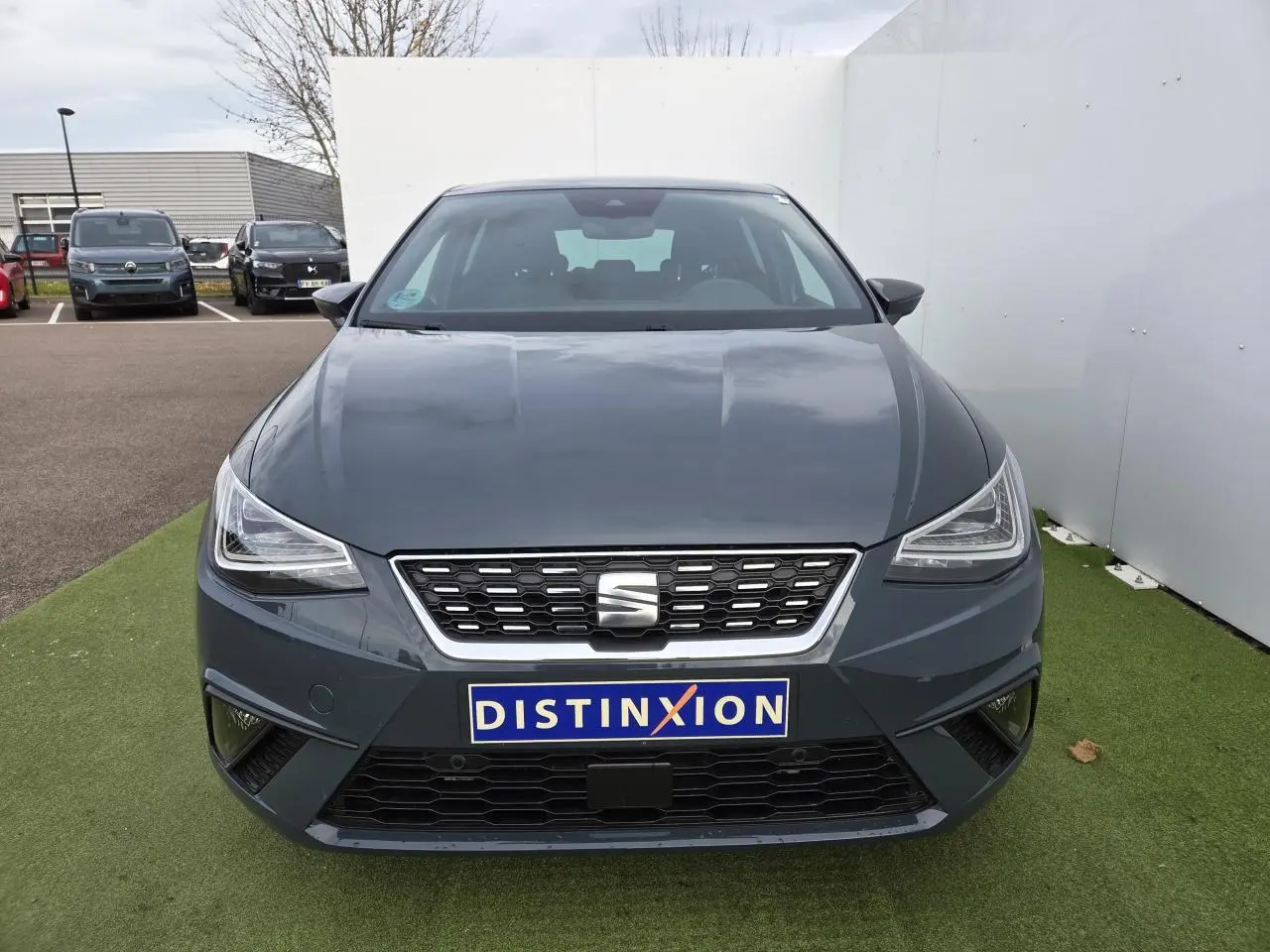 Vue frontale d'une SEAT IBIZA 2025 bleu Fjord métallisé avec calandre chromée et phares LED triangulaires.