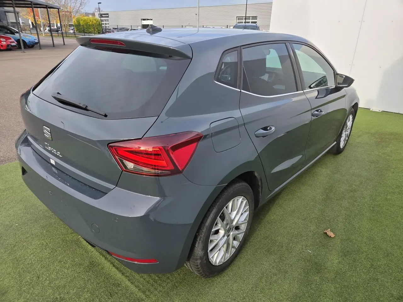 SEAT Ibiza bleu Fjord vue 3/4 arrière droit, avec feux LED triangulaires et jantes alliage 16 pouces.