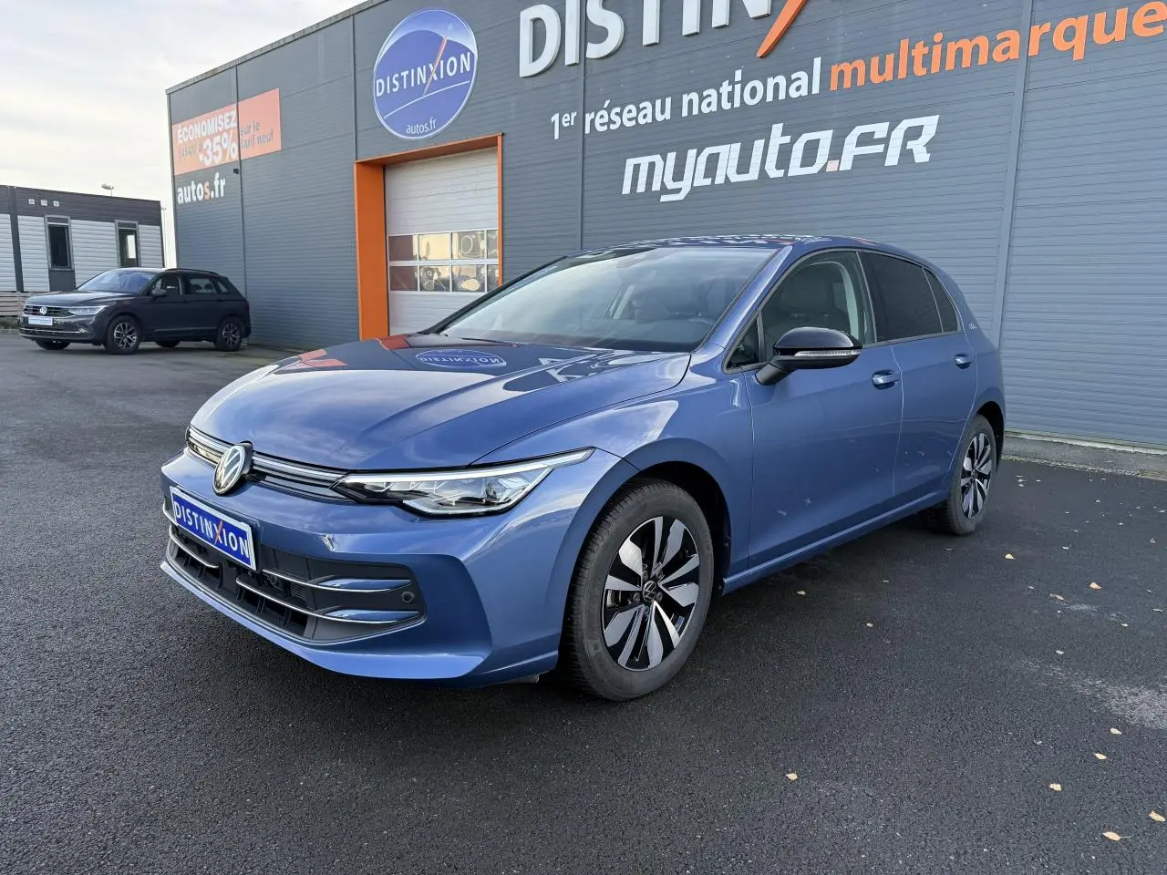 Volkswagen Golf 2.0 TDI 150 DSG 7 bleu anémone métallisé vue 3/4 avant avec jantes distinctives et vitres surteintées.