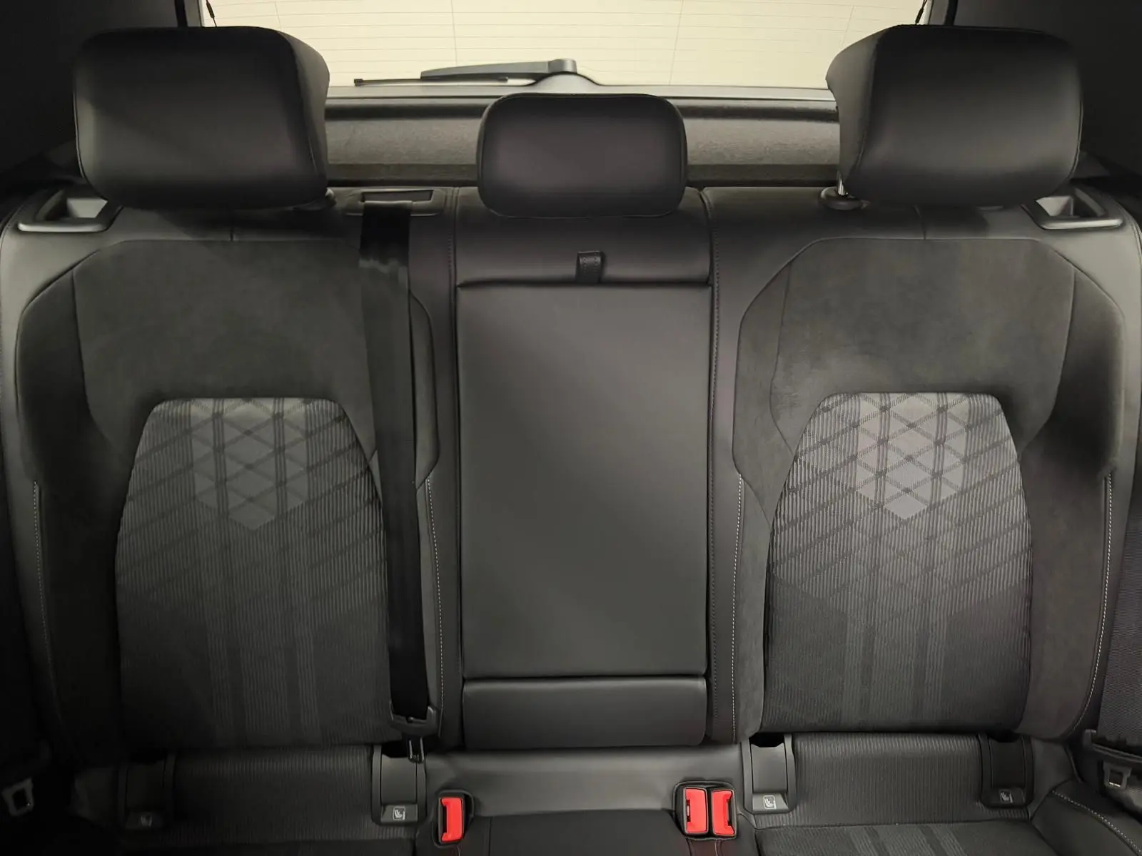 Vue intérieure arrière des sièges arrière en tissu et cuir noir de la Volkswagen Golf 2.0 TDI 150 DSG7 R-Line 2026.