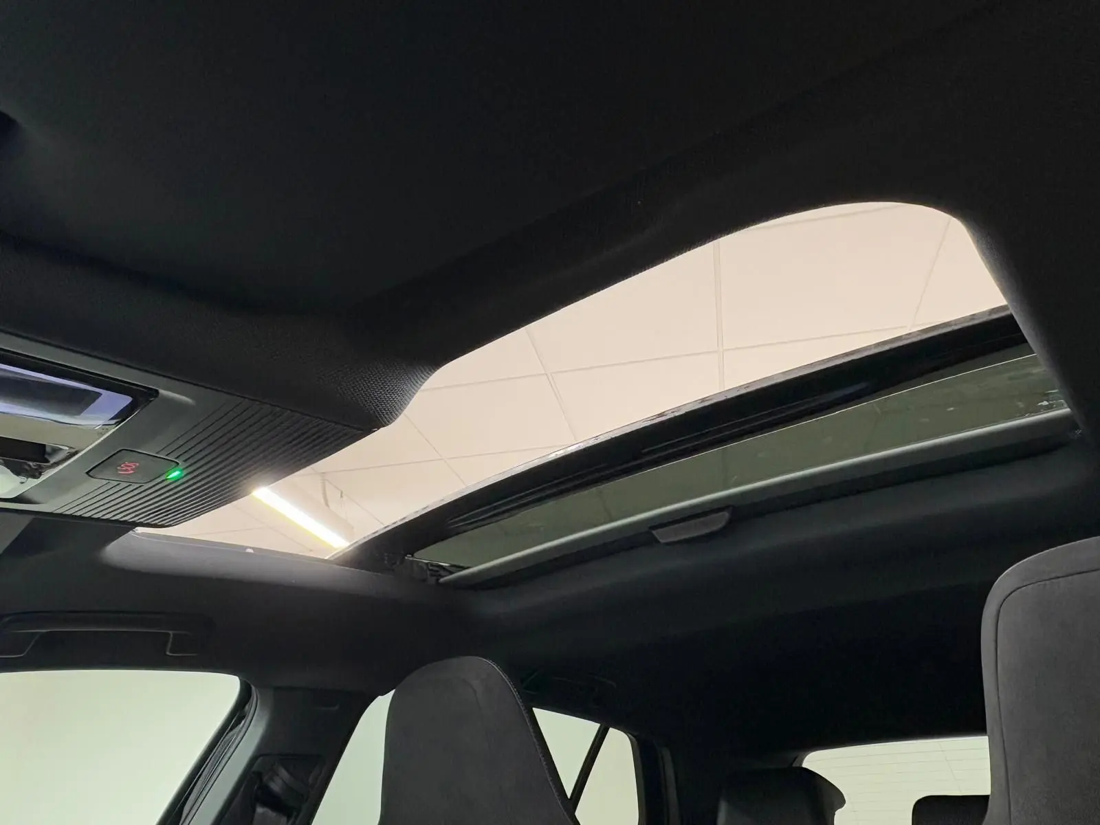 Vue intérieure du toit ouvrant panoramique ouvert sur Volkswagen Golf 2.0 TDI 150 DSG7 R-Line noir grenadille.