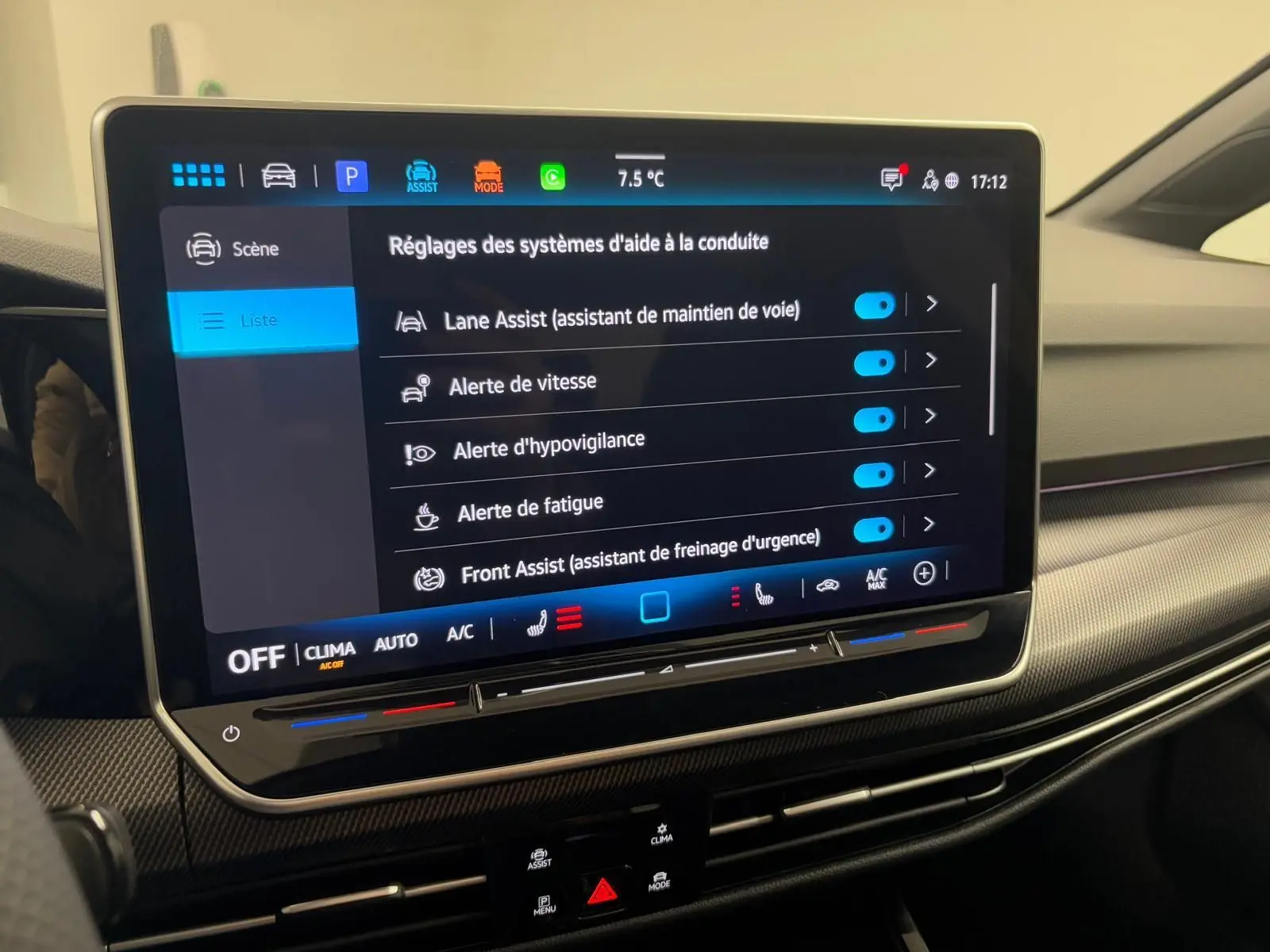 Écran tactile central affichant les réglages d'aide à la conduite dans l'habitacle d'une Volkswagen Golf noir Grenadille.