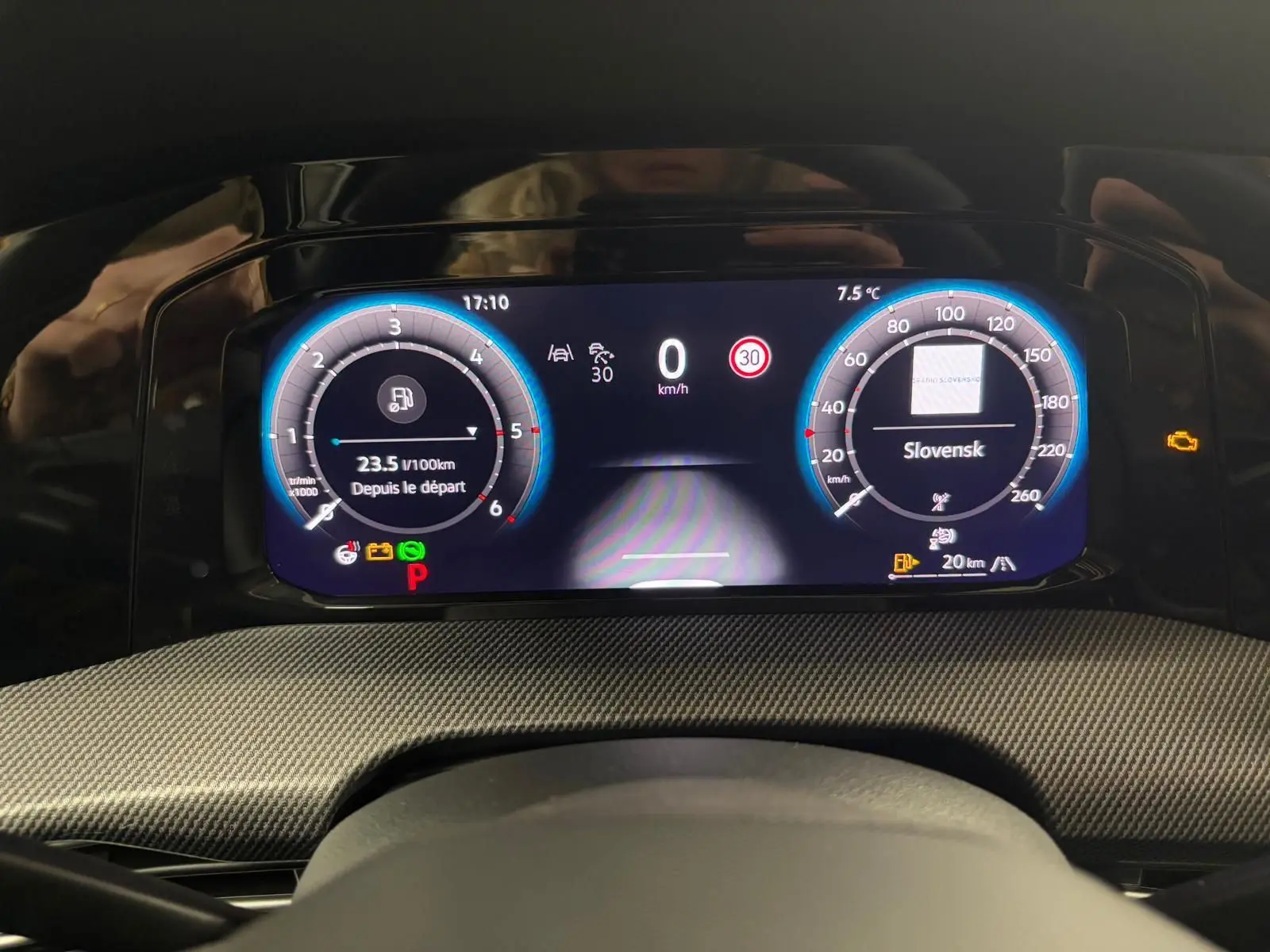 Tableau de bord numérique de Volkswagen Golf 2.0 TDI 150 DSG7 R-Line, affichage vitesse et consommation.