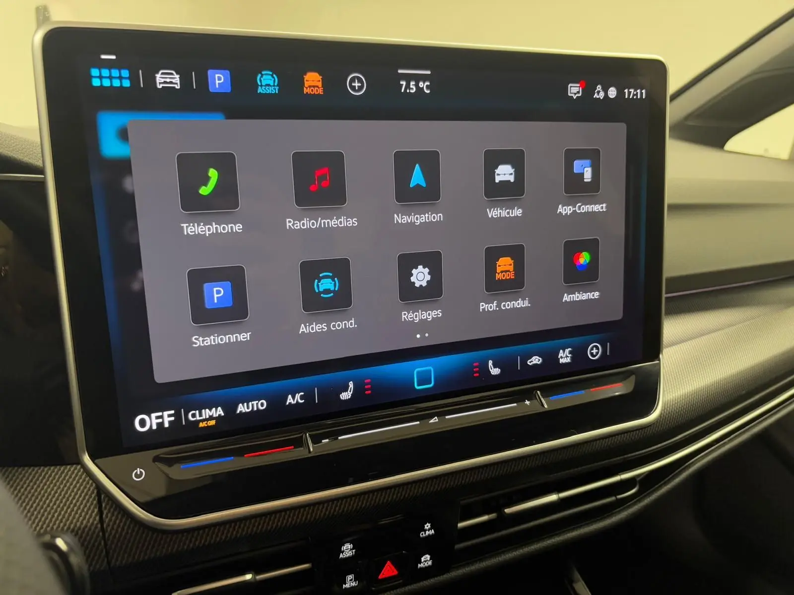 Écran tactile central de la Volkswagen Golf 2.0 TDI R-Line 2026, affichant le menu principal du système d'infodivertissement.