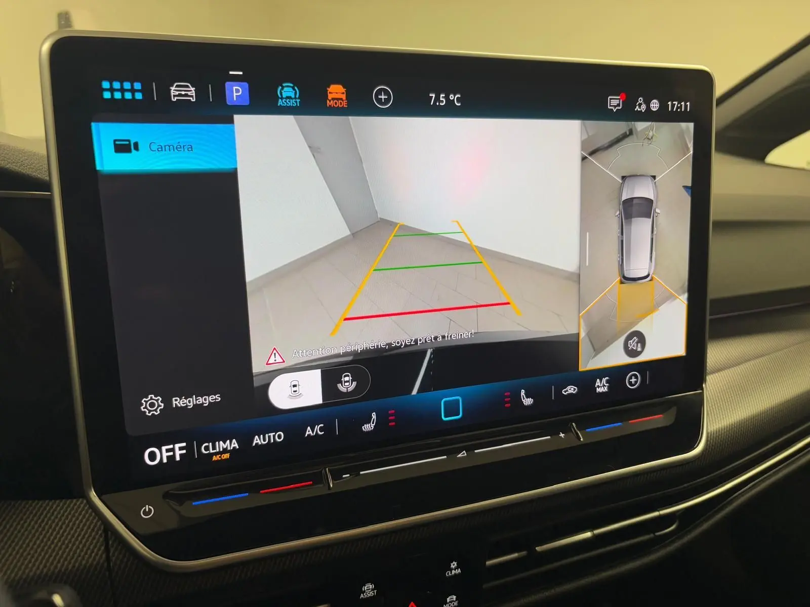 Écran central affichant la caméra 360° de la Volkswagen Golf 2.0 TDI 150 DSG7 R-Line, intérieur noir.