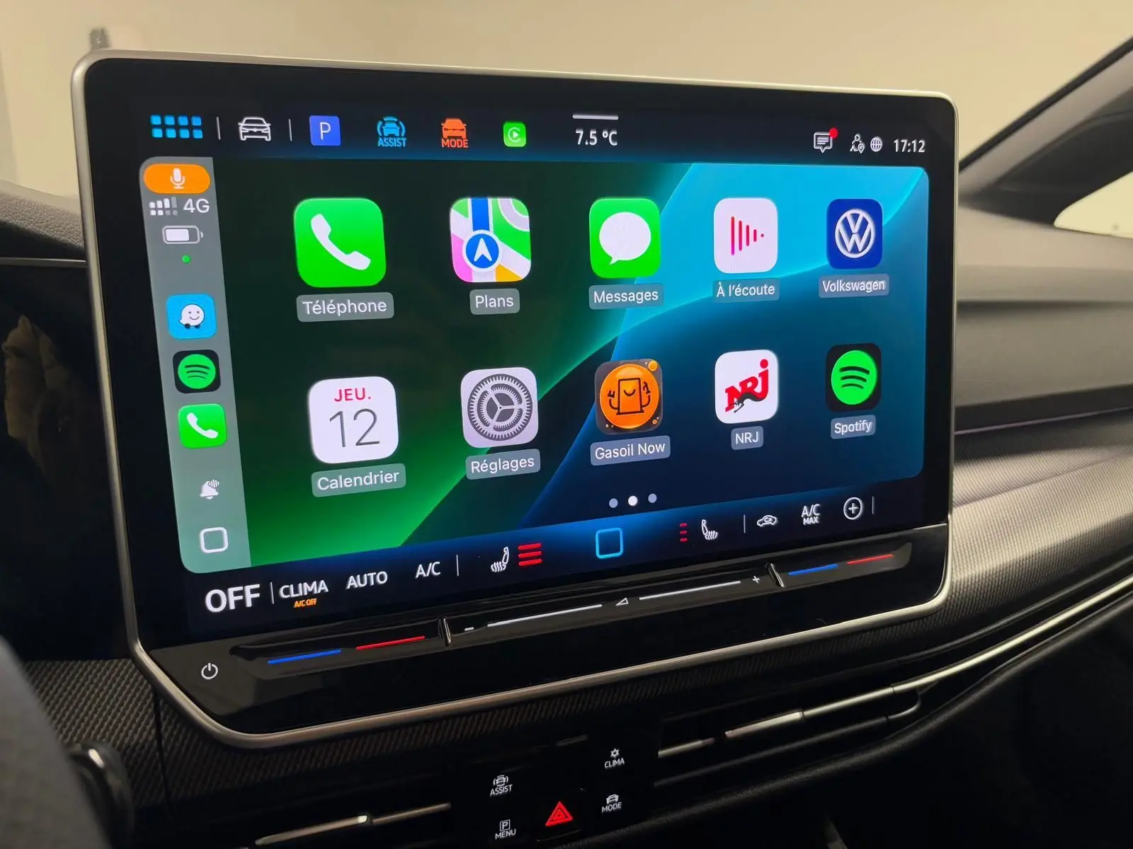 Écran tactile central de la Volkswagen Golf 2.0 TDI 150 DSG7 R-Line 2026 affichant l'interface multimédia.