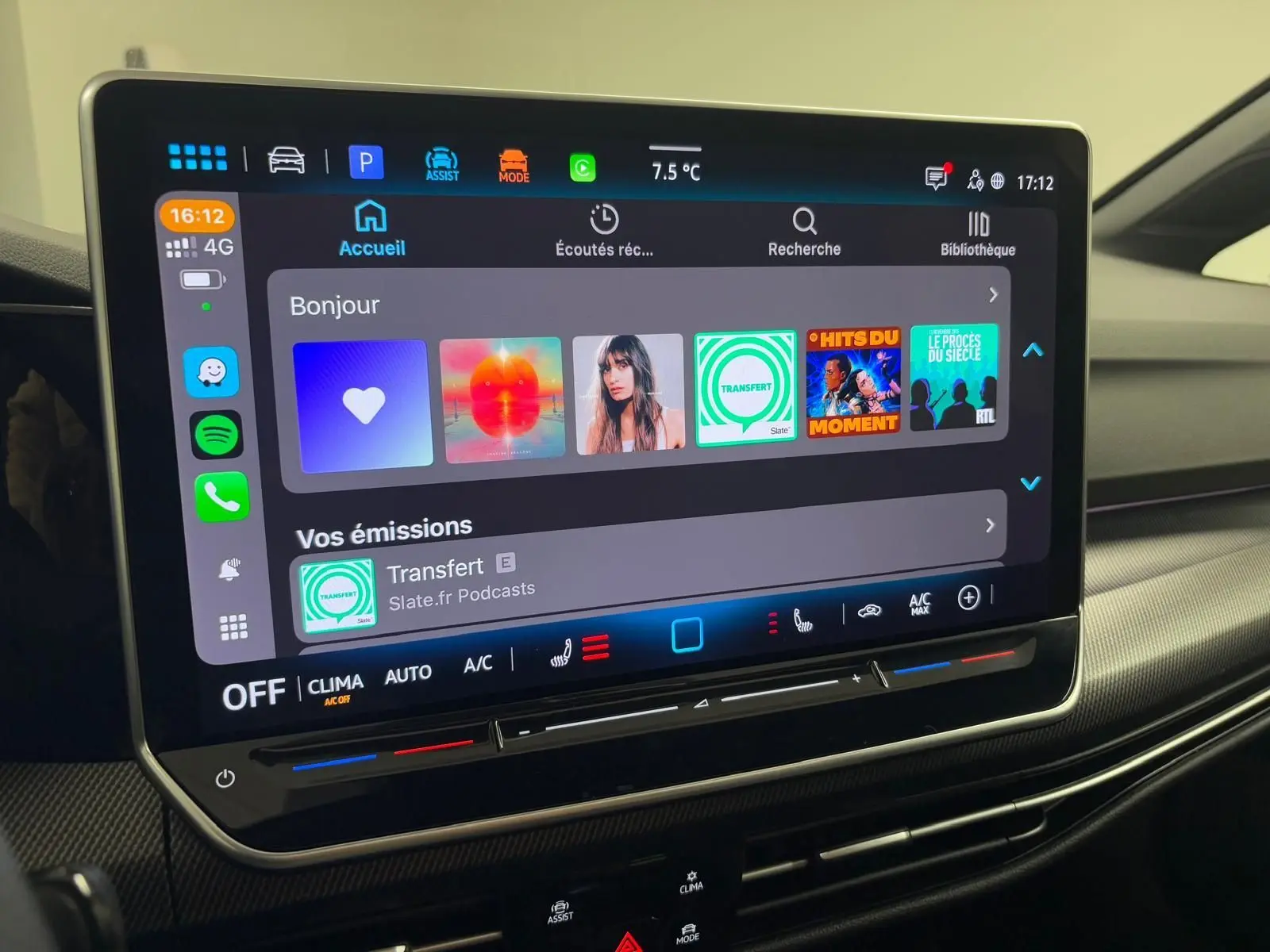 Écran tactile central du Volkswagen Golf 2.0 TDI 150 DSG7 R-Line, affichant l'interface multimédia moderne.