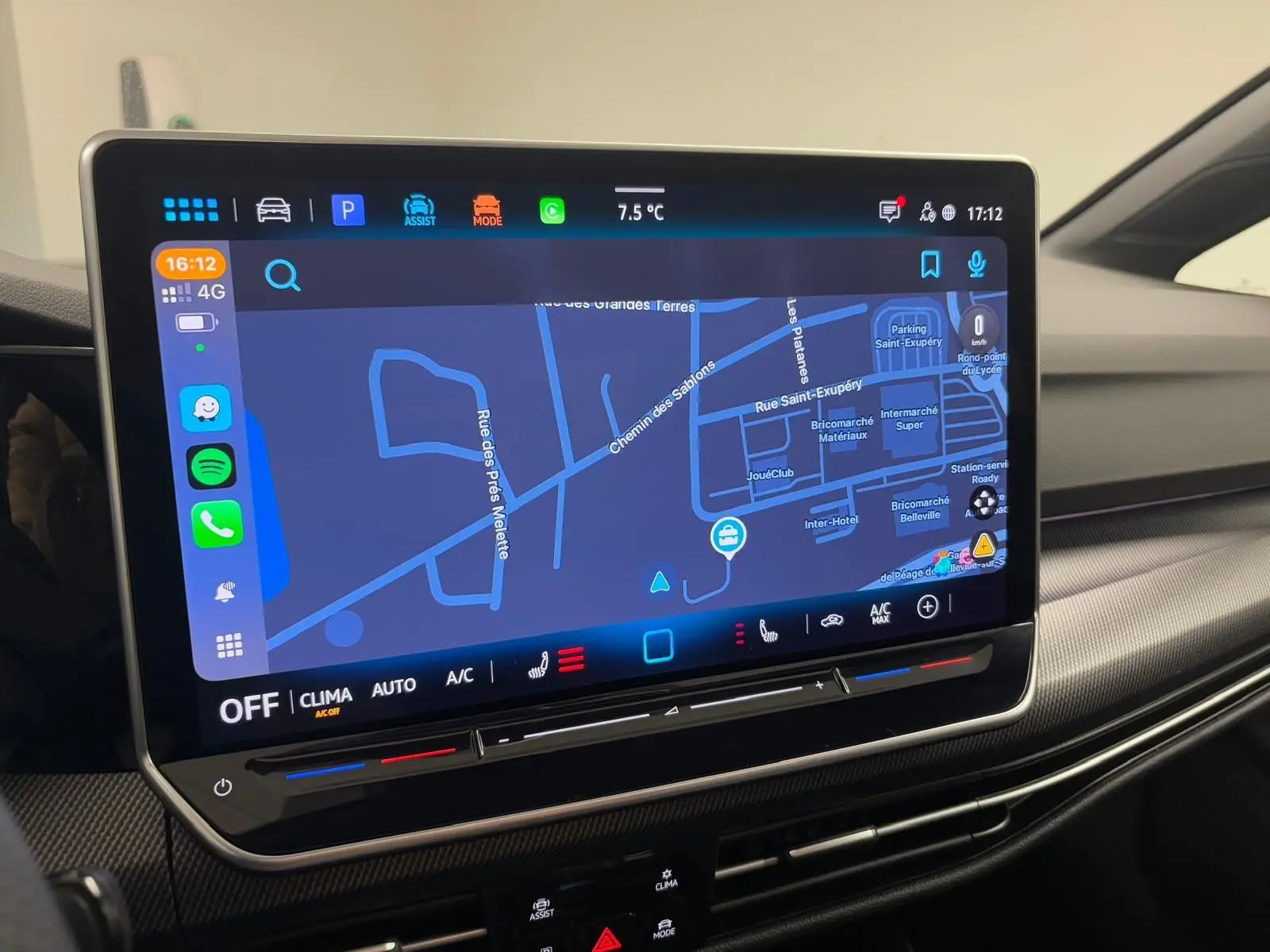 Écran tactile central affichant la navigation dans l’habitacle moderne d’une Volkswagen Golf 2.0 TDI noire.
