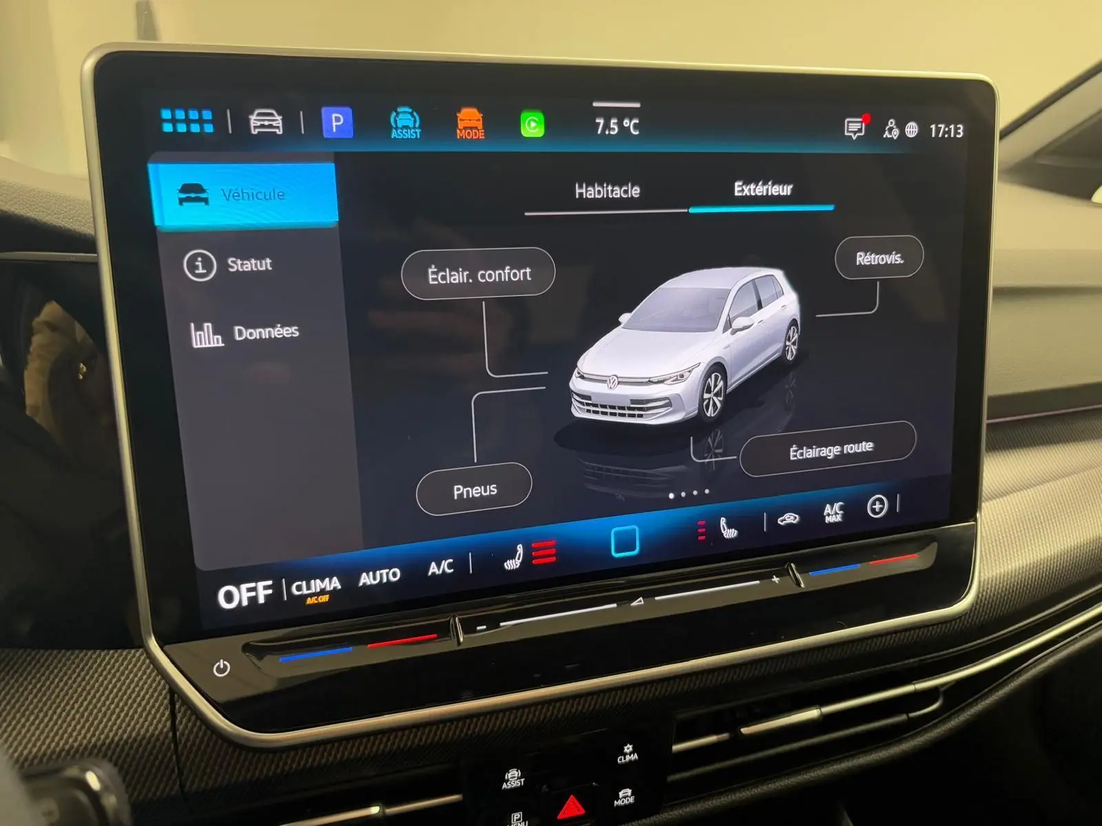 Écran tactile intérieur affichant les réglages extérieurs d'une Volkswagen Golf 2026, vue 3D blanche sur fond noir.