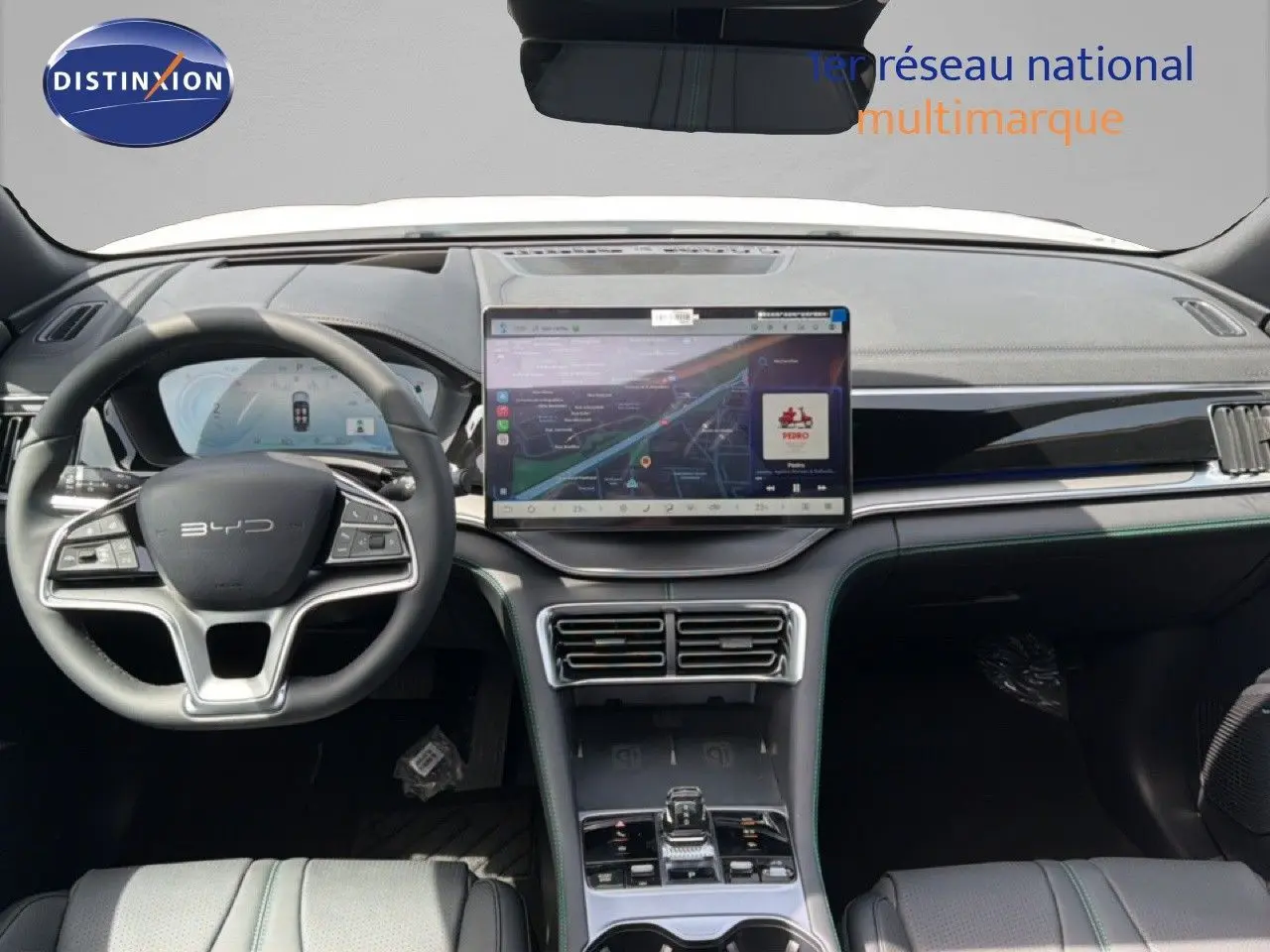 Vue intérieure avant du BYD SEAL U 2026 avec tableau de bord moderne, écran tactile central et volant multifonction noir.