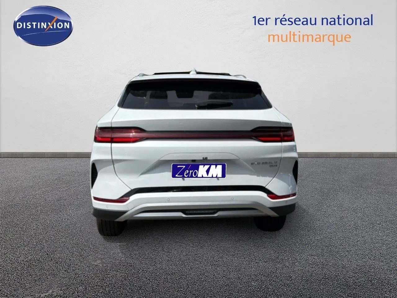 Vue arrière du BYD SEAL U hybride rechargeable en blanc Snow White, avec feux arrière étirés et hayon fermé.