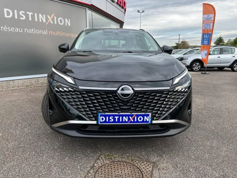 Vue frontale du Nissan Qashqai e-POWER 2024 noir Kuro métallisé avec calandre texturée et logo Nissan central.