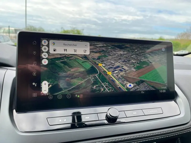 Écran tactile central du Nissan Qashqai e-POWER 2024 affichant la navigation GPS avec vue satellite en extérieur.