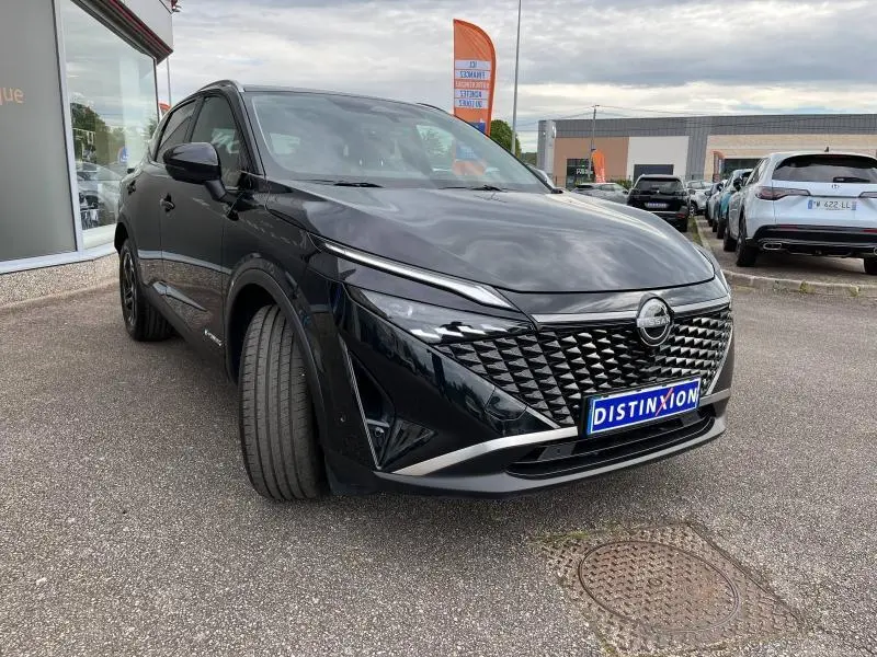 Nissan Qashqai e-POWER noir Kuro métallisé en 3/4 avant droit, avec calandre distinctive et phares LED fins.
