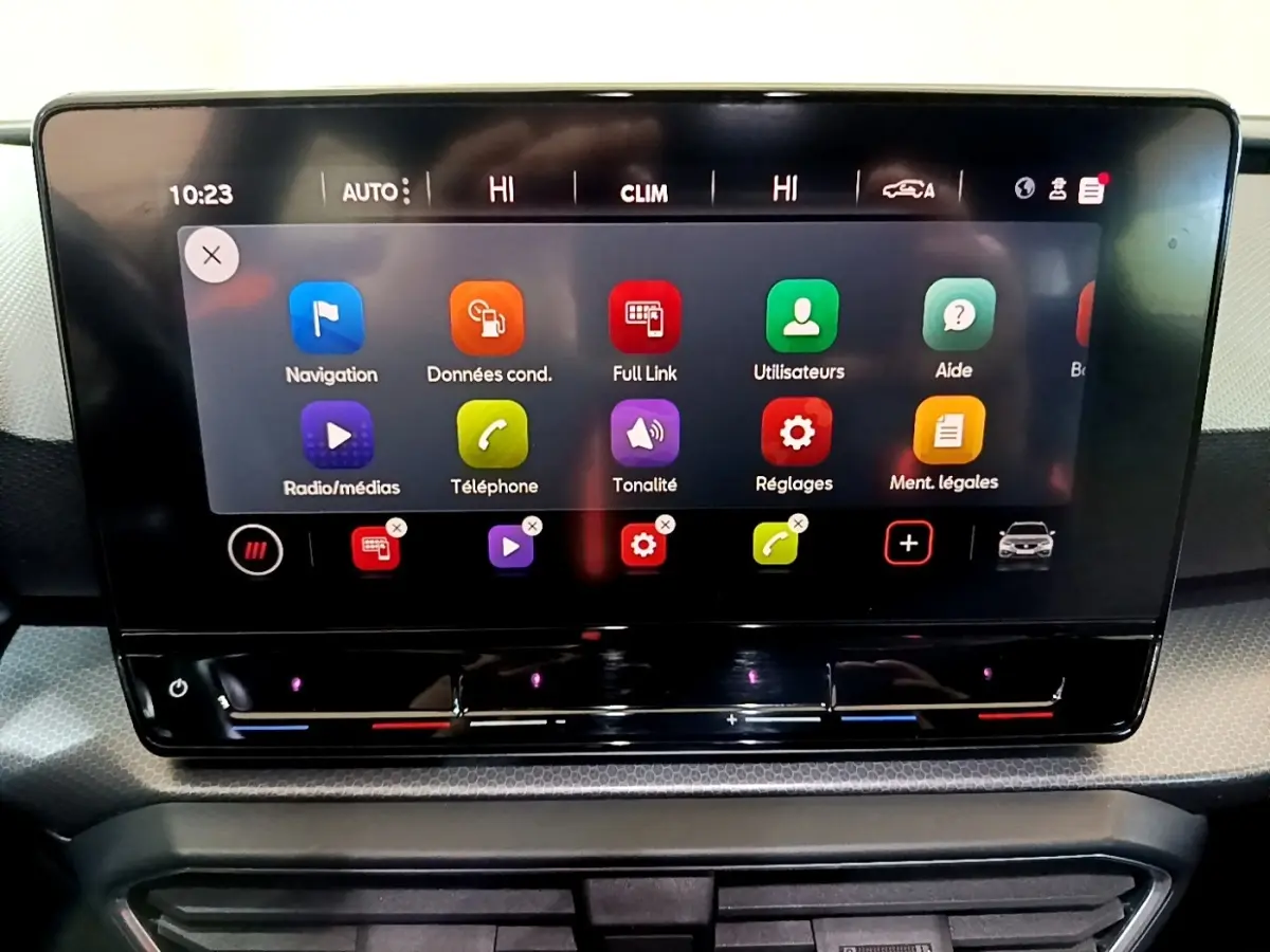 Écran tactile central du tableau de bord de la SEAT Leon 2022 affichant les menus multimédias et navigation.