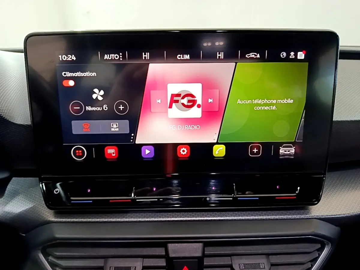 Écran tactile central du tableau de bord du SEAT LEON 2.0 TDI 2022 affichant climatisation et radio FG DJ.