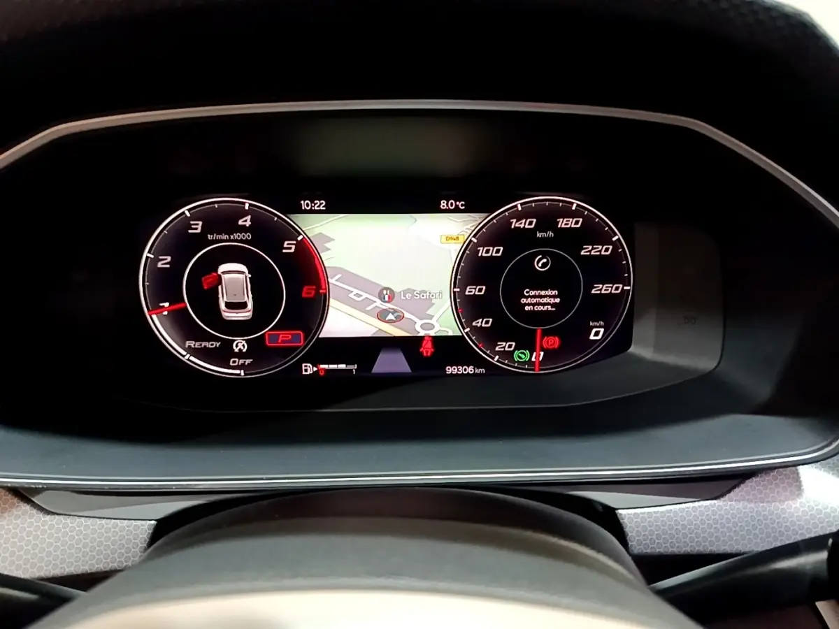 Tableau de bord numérique de la SEAT LEON 2022 avec affichage vitesse, compte-tours et navigation intégrée.