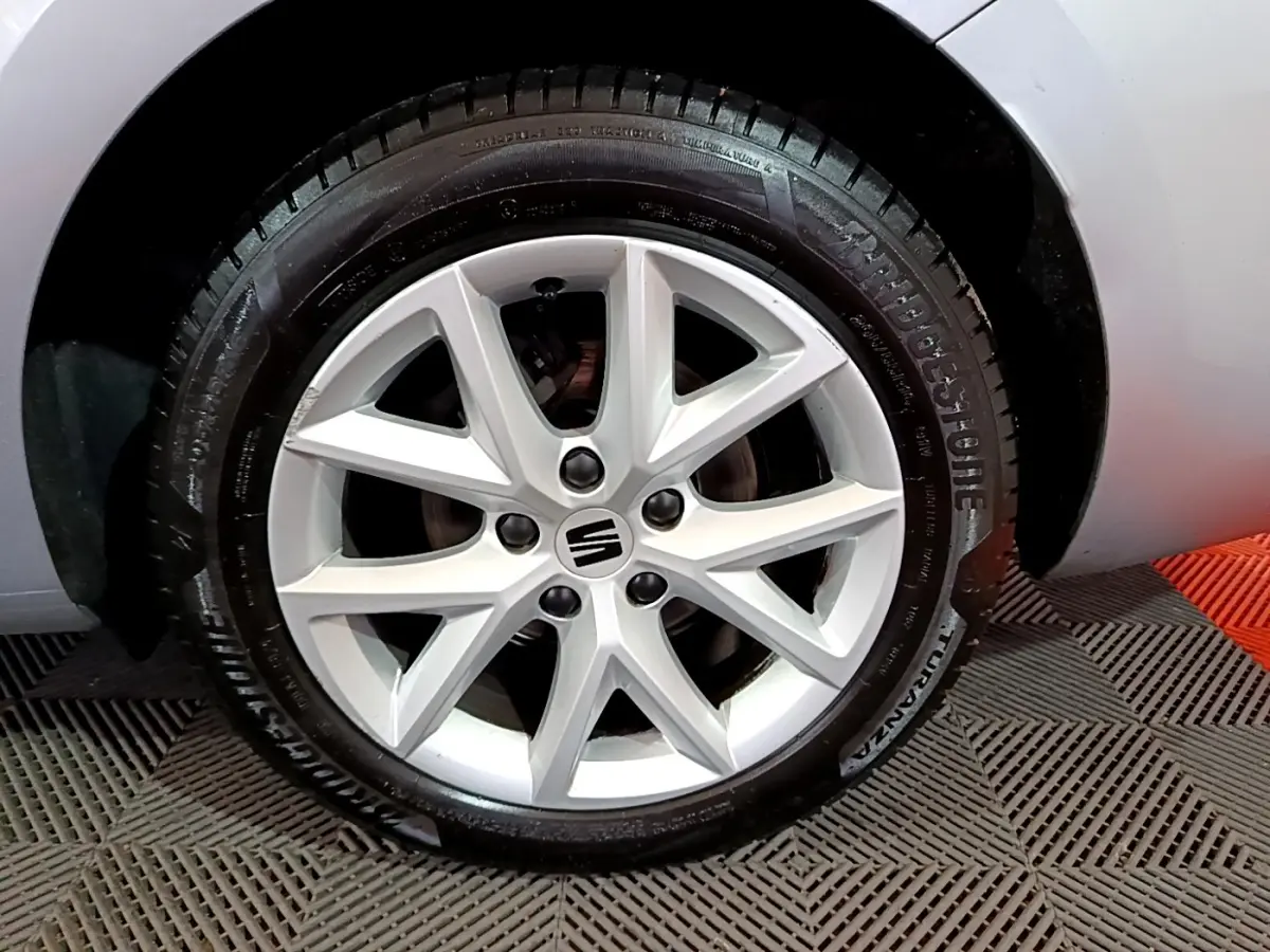 Gros plan sur la roue avant droite gris clair de la SEAT LEON 2.0 TDI 150 DSG avec jante alliage à 5 branches doubles.